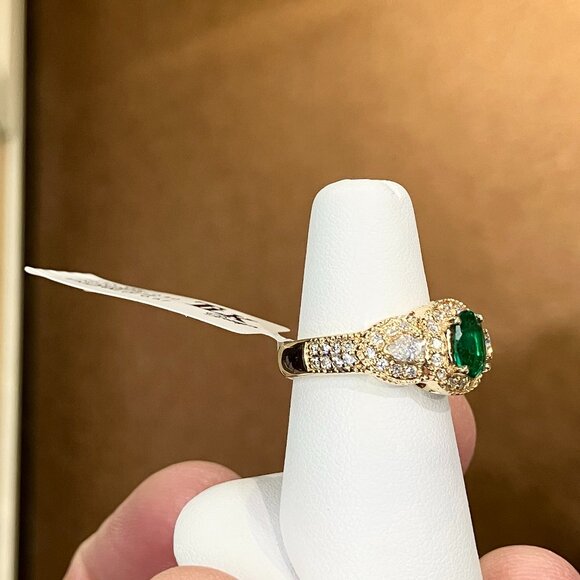 Emerald And Diamond Gold Ring - Picture 3 of 7